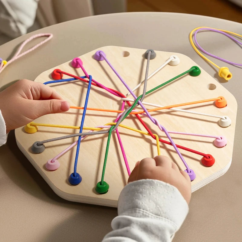 Kind speelt met Knoopkring houten ontwarspel aan tafel, schermvrij educatief spel voor concentratie en logisch denken.