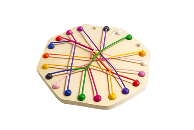 Knoopkring houten editie, rond houten ontwarspel met gekleurde touwen en pinnen, schermvrij puzzelspel voor focus en rustig samenspelen.