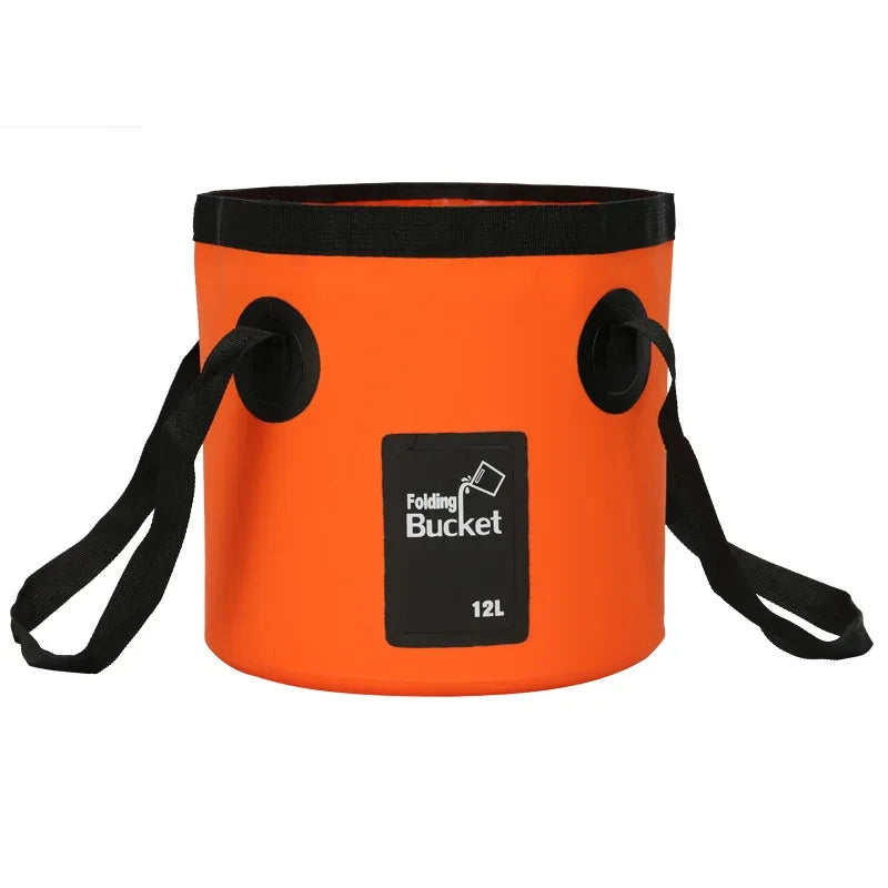 Kind vult SplashGO Bucket met water uit beek