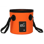 Kind vult SplashGO Bucket met water uit beek