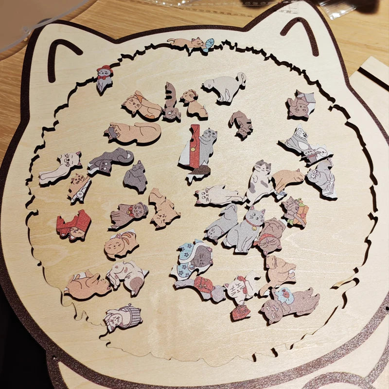 Kind puzzelt de Kitty Puzzel met 135 stukjes aan de tafel