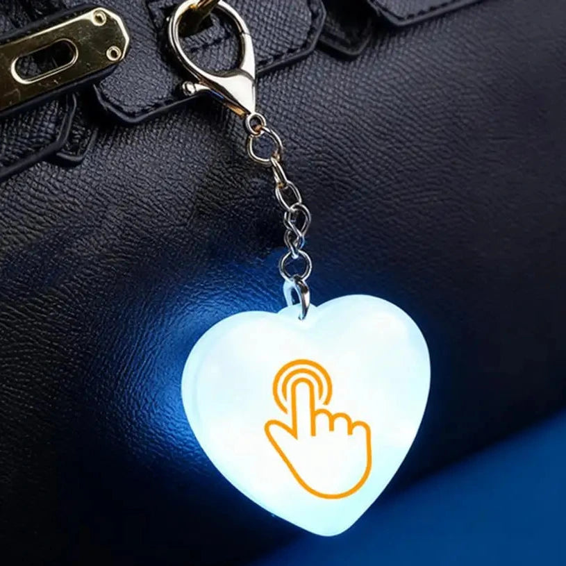 touch lampje glowheart aan tas bevestigd