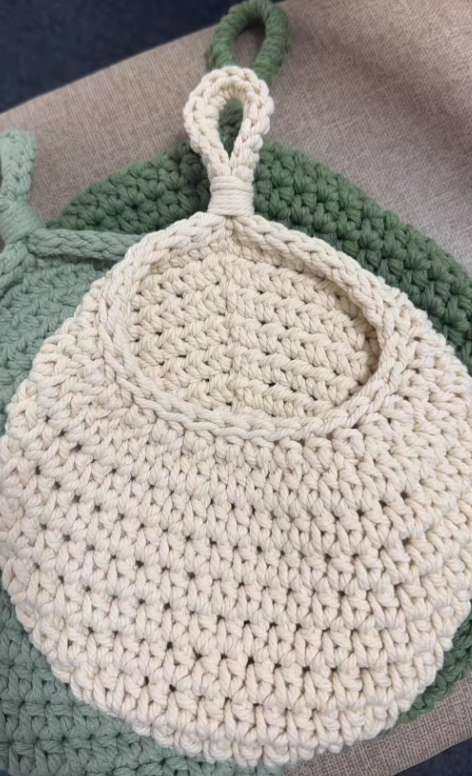 Detail van handgehaakte structuur en lus van wandopberger